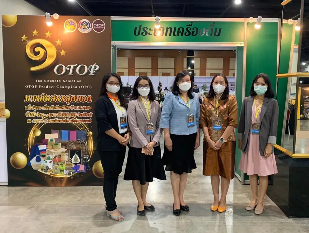ศิรินันท์  ทับทิมเทศ  ผู้อำนวยการ ศูนย์เชี่ยวชาญนวัตกรรมผลิตภัณฑ์สมุนไพร (ศนส.) วว.  ในฐานะประธานคณะกรรมการคัดสรรผลิตภัณฑ์เครื่องดื่มที่ไม่มีแอลกอฮอล์