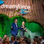 มาร์ก เบนิออฟ (ซ้าย) Co-CEOs ของ Salesforce และเบรท เทย์เลอร์ (ขวา) ร่วมงาน Dreamforce 2022