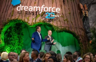 มาร์ก เบนิออฟ (ซ้าย) Co-CEOs ของ Salesforce และเบรท เทย์เลอร์ (ขวา) ร่วมงาน Dreamforce 2022