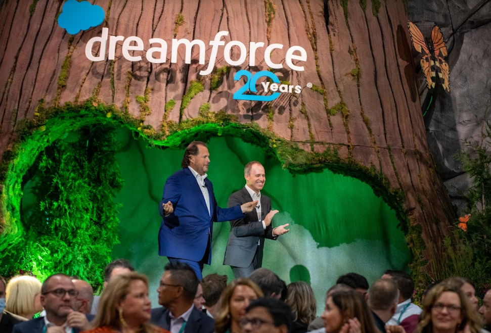 มาร์ก เบนิออฟ (ซ้าย) Co-CEOs ของ Salesforce และเบรท เทย์เลอร์ (ขวา) ร่วมงาน Dreamforce 2022