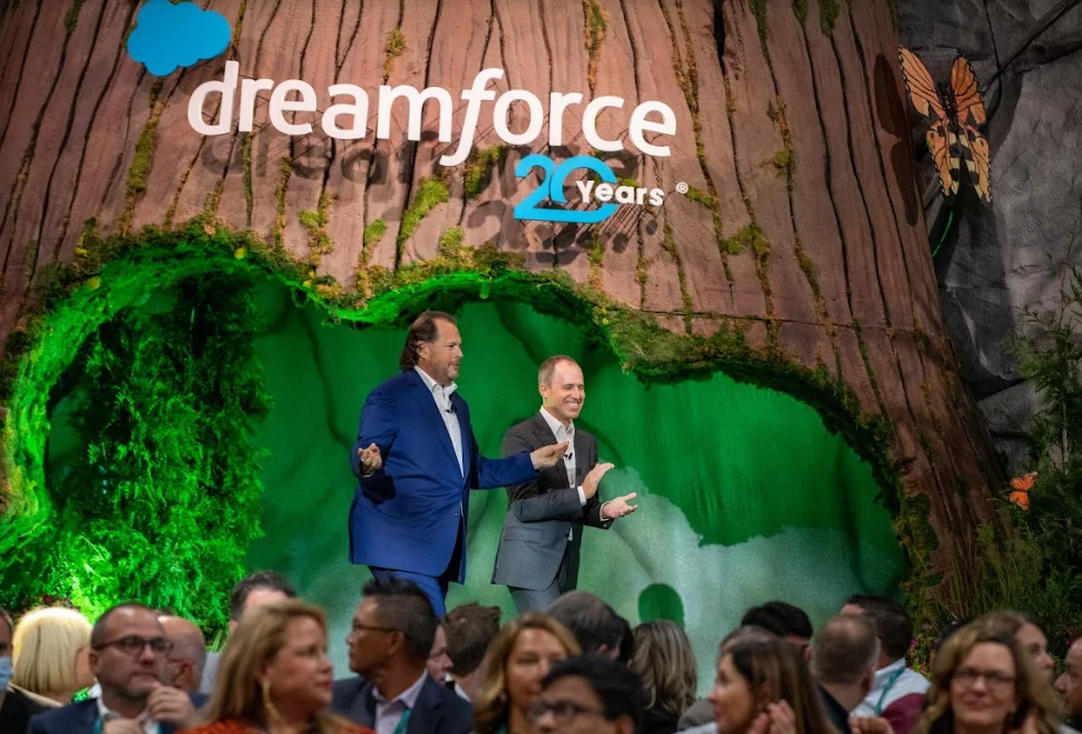 มาร์ก เบนิออฟ (ซ้าย) Co-CEOs ของ Salesforce และเบรท เทย์เลอร์ (ขวา) ร่วมงาน Dreamforce 2022